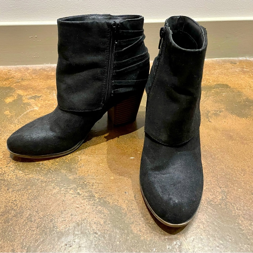 Fergie black suede boot